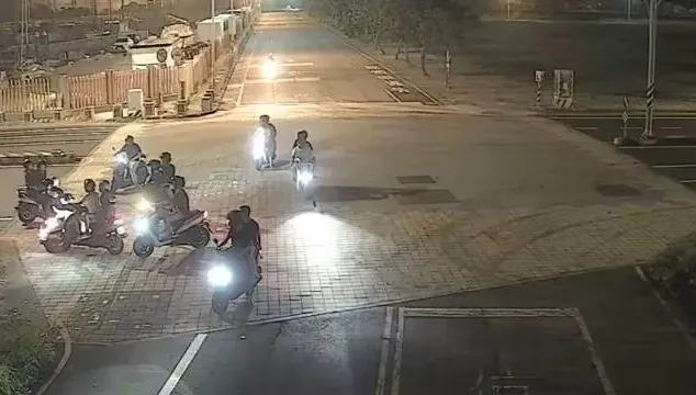 影/颱風夜打架鬧事！台南屁孩逼警鳴槍　他看熱鬧追撞警車