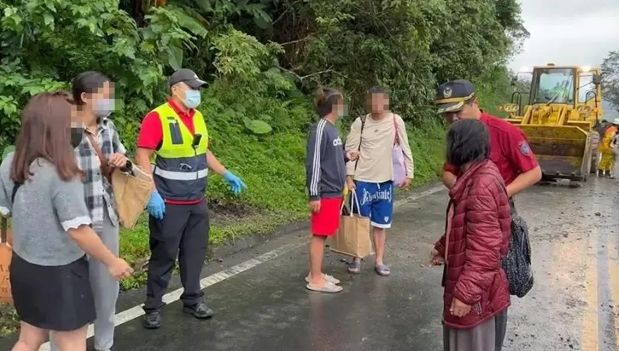 海葵颱風/暖心！台7甲10.4K道路坍方中斷　消防員協助6病患搭推土機就醫