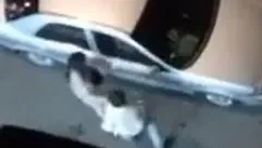 影/直擊！台中情侶分手為錢爆口角拉扯　女開車、男抓後門遭拖