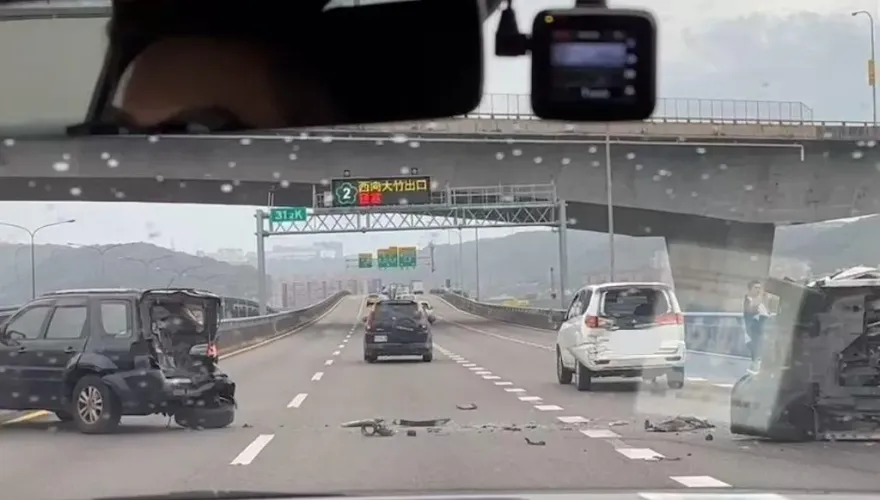 影/汐五高架「3車追撞」釀2傷！貨車翻覆冒白煙　駕駛一度受困車內