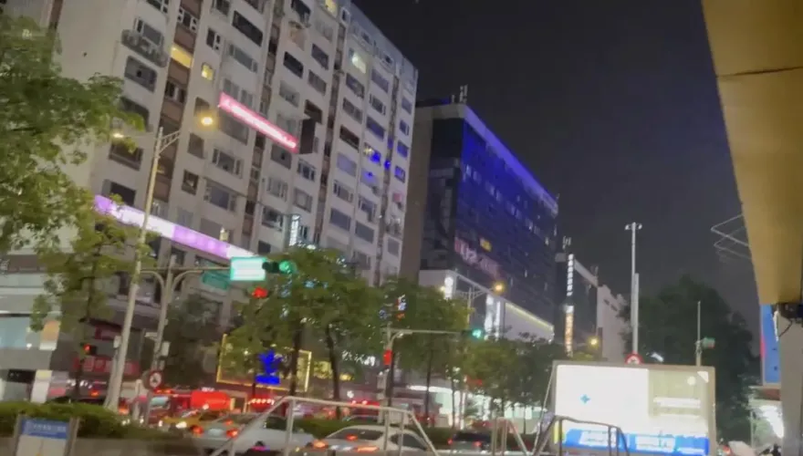 快訊/北市東區統領百貨火警　疑煙蒂引燃幸無人傷