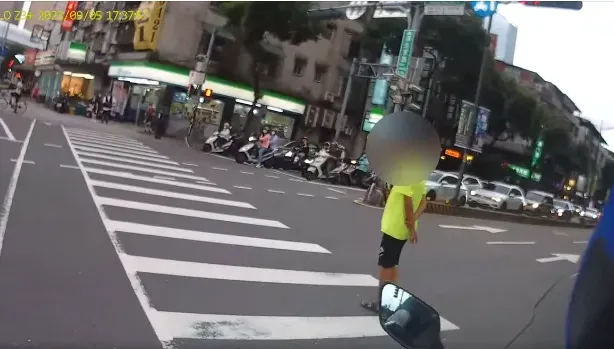 影/闖紅燈還「巡堂式過馬路」！騎士氣嗆：X你媽的勒　網友全喊紓壓