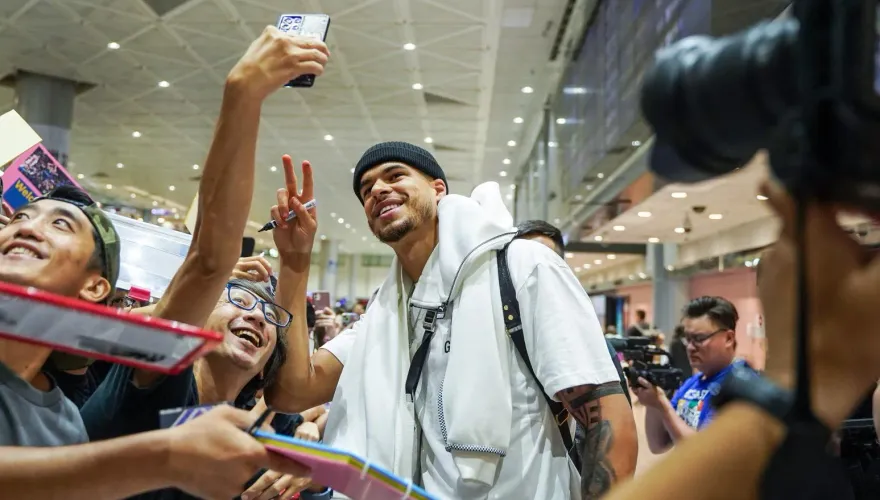 早安台灣！NBA球星清晨抵台超高人氣　願意嘗試珍奶、臭豆腐