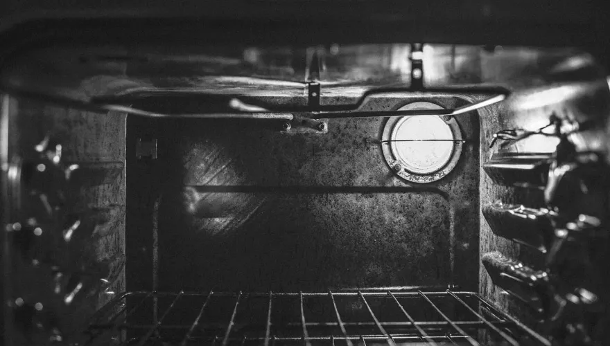 皮膚「鋪」滿命案現場！英國工人活困巨型烤箱中慘遭燒死　連求生鐵棍也融化