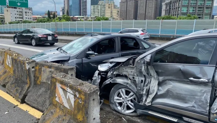影/疑變換車道不慎釀禍！台64線往中和方向2車擦撞「車身半毀」慘況曝