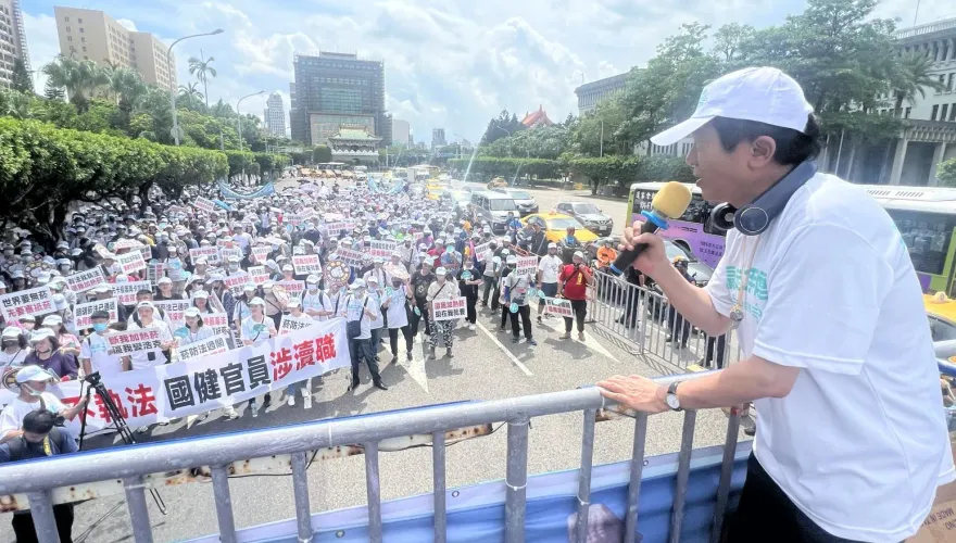 影/彭華幹領千人上凱道抗議「加熱菸」遲無配套　徐巧芯聲援轟：國健署瀆職