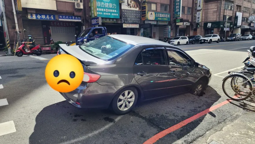 台中學府路驚見天坑！轎車「右前輪進洞」　駕駛怨嘆：扯鈴的扯