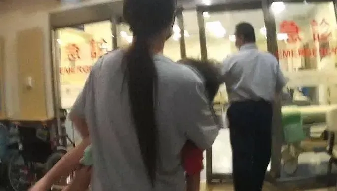 影/台中3歲兒口吐白沫命在旦夕！父母焦急向警求援　警車4分鐘衝急診室