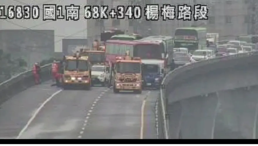 影/國1五楊高架楊梅段連續車禍！3起事故9車追撞　全線封閉回堵3公里