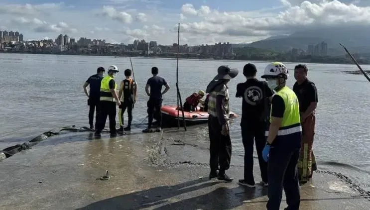 摸蜊仔突「人間蒸發」！新北八里男溺水　趴浮球喊救命交通船馳援