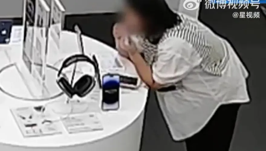 嫌iPhone太貴又想要！陸婦人竟用「鐵齒」啃斷防盜線…店家傻眼
