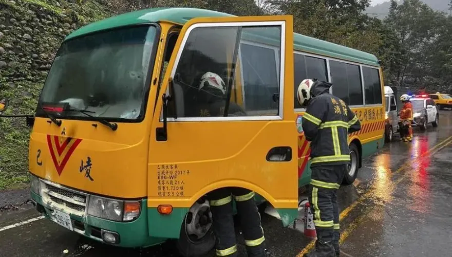 颱風停課隔天出意外！巴陵國小校車起火　司機滅火器搶救