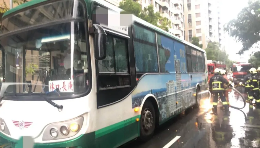 轟！林口公車行駛中驚傳「爆炸聲」　左後輪冒白煙疏散7乘客