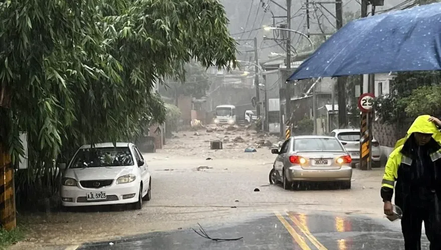 快訊/午後強降雨新北新店坍方　新潭路土石流雙線道受阻