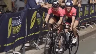 影/超級鐵人三項聯賽自行車項目爆意外　紐西蘭選手遭隊友擦撞慘摔退賽