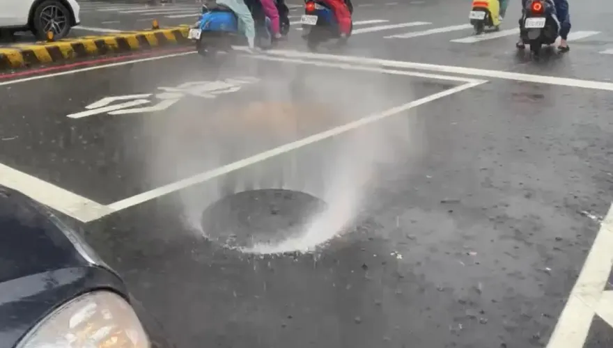快訊/影片曝光！板橋人孔蓋因暴雨噴氣起舞　警到場封閉1車道疏導