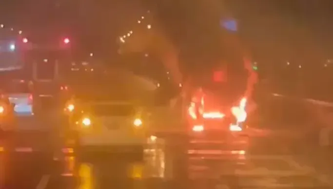 快訊/國道3號晚間重大車禍！多車追撞火燒車　駕駛壓車底送醫搶救