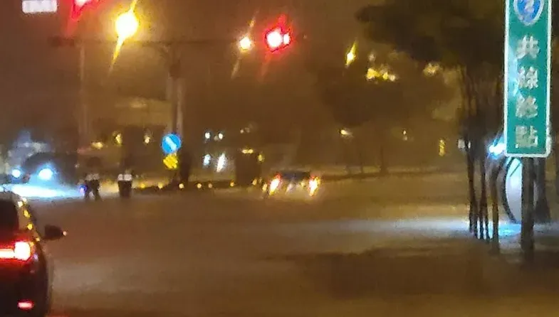 快訊/宜蘭晚間爆雨狂炸水淹輪胎高！濱海公路160K暫時封閉