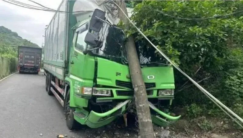 「屎意」擋不住！新北司機未拉手煞車　大貨車下滑撞斷電桿害10工廠停電