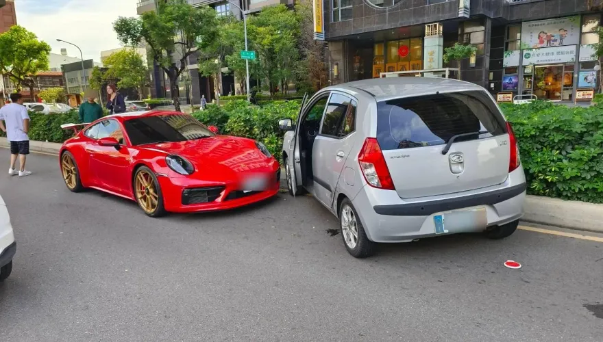 影/台中保時捷911遇鬼切轎車　撞到打橫「彈跳上分隔島」影像曝光