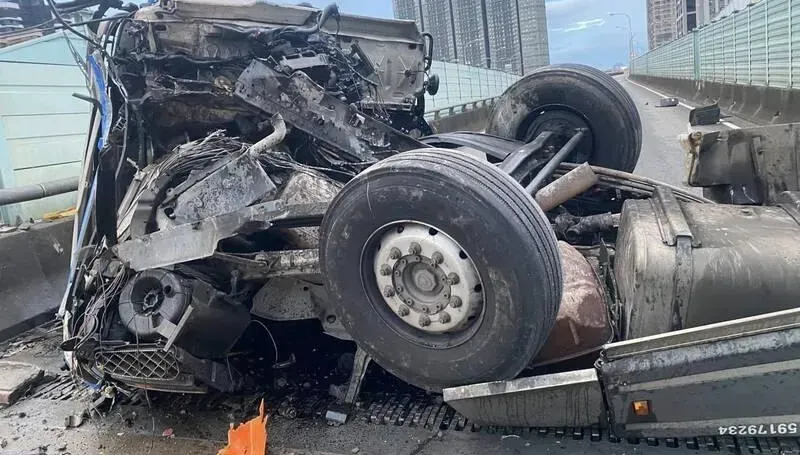 快訊/上班注意！台64板橋出口連結車翻覆　西行全線封閉