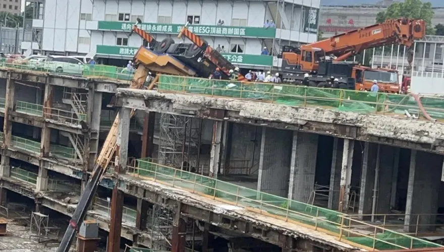 快訊/北市京華城施工出意外！吊車「烏龜翻」駕駛受困車內手壓傷