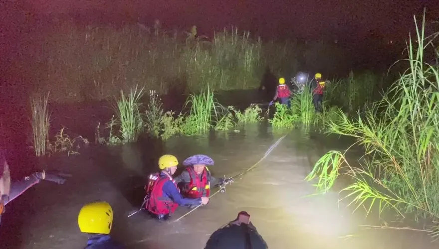 影/溪水暴漲來不及跑！新竹頭前溪2釣客受困沙洲　警消架繩橫渡搶救