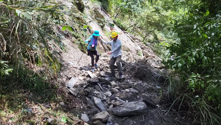 影/颱風過境「苗栗突山崩」！3米斷層如利刃　20人登山團慘受困