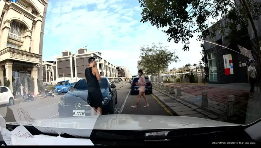 載孩上學逆向被提醒！賓士爆乳媽嗆「我就是故意的、叫警察來抓啊」