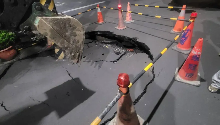 影/高雄仁武出現天坑「一輛車大小」！地下水湧出掏空　一旁電桿險象生