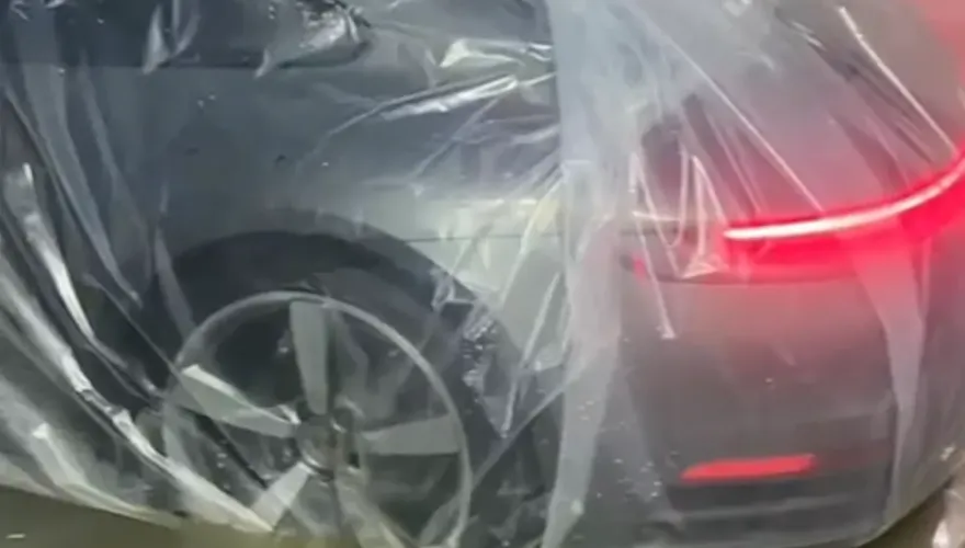 影/暴雨襲閩！將車裝入巨型塑膠袋防水　超狂車主：全地下室就我的沒事