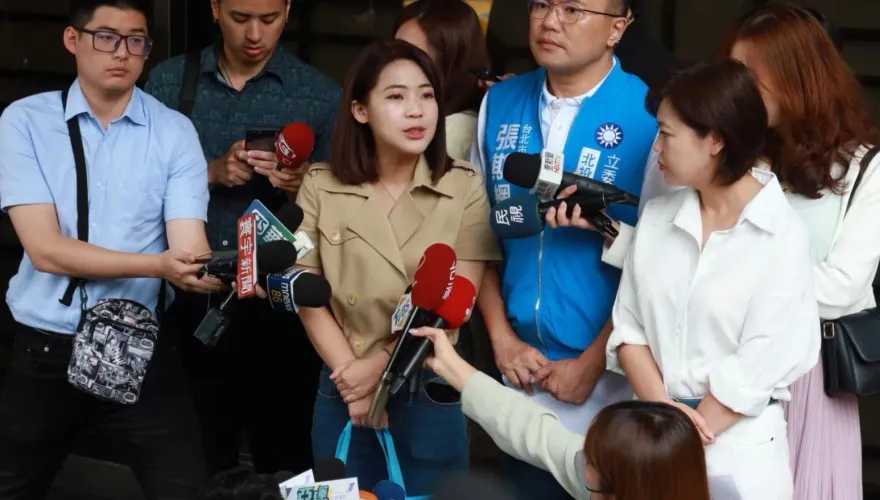 影/提告陳吉仲…遭基進黨「帶鏡踢館」！徐巧芯曝當下反應：奇怪餒