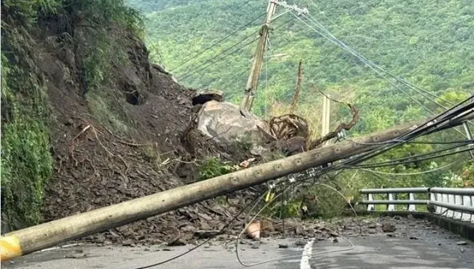 高雄六龜午後暴雨土石滑落！高133線道路中斷　預計今可搶通