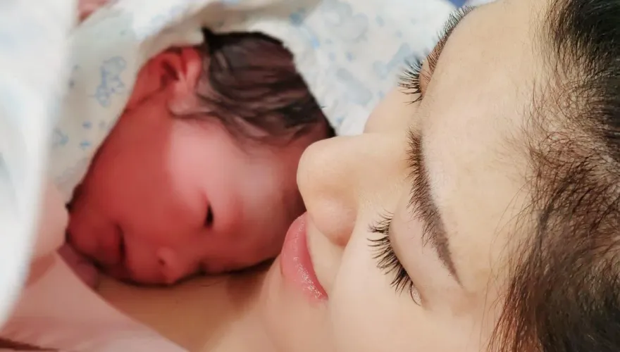 快訊/Selina生了! 兒起初肺積水嚇壞她　po溫馨母子照：歡迎小腰果