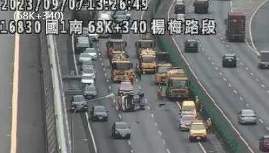 快訊/國1楊梅段小客車自撞翻覆、駕駛緊急送醫　車流回堵4公里
