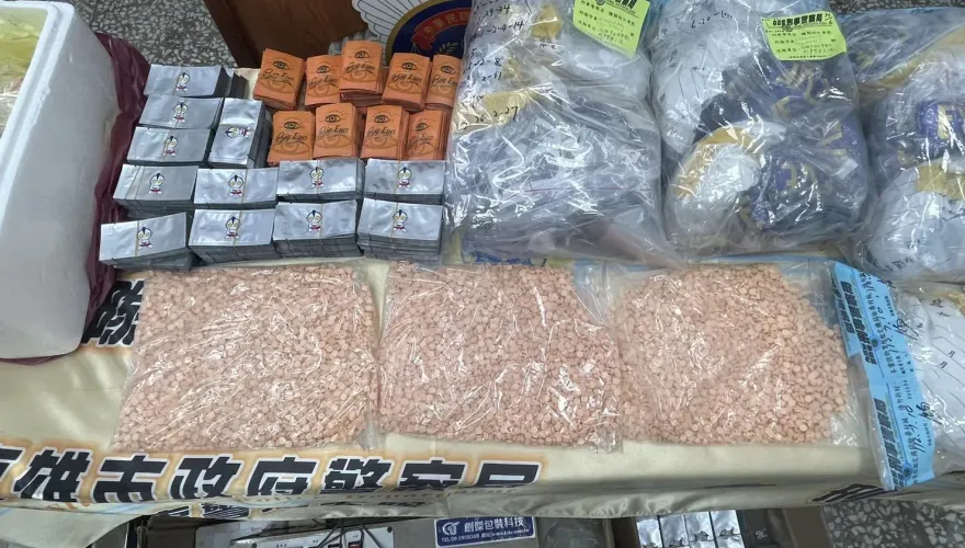 影/警破鳳山透天厝毒梟工廠逮5嫌　日產8千包毒咖啡可供1600人吸食