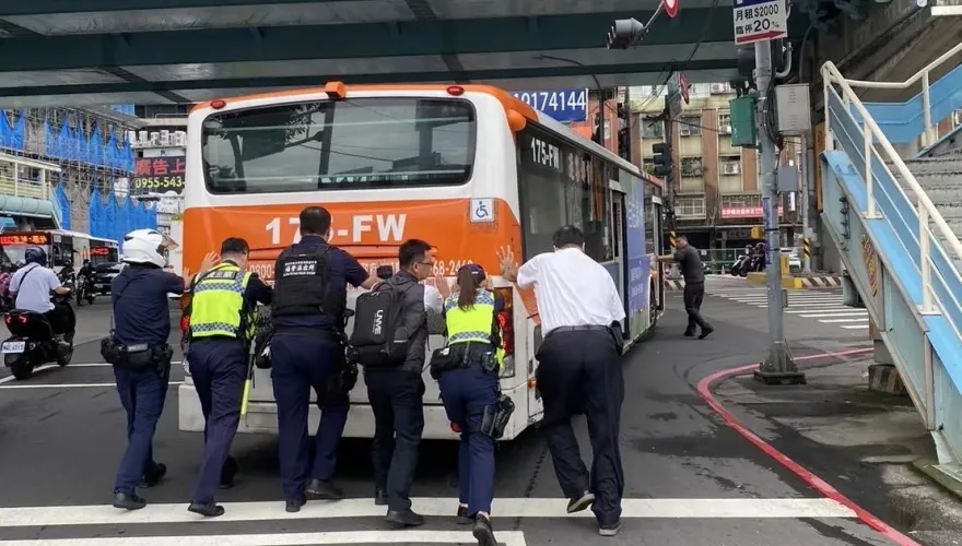 影/新莊公車尖峰時段拋錨卡路中　警民合作使「洪荒之力」推車排除