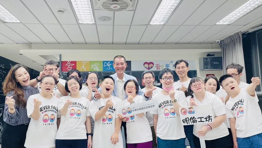 蔡咏鍀暖心互動唐寶寶做手工皂　盼宗教力量協助社會弱勢族群