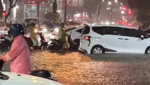 台南下暴雨「水淹到小腿」　市民湧黃偉哲臉書哀號：求市長宣布放假