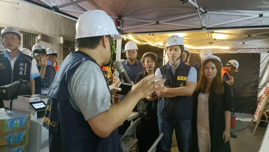 北市大直街民宅嚴重傾斜「一樓下陷不見」　蔣萬安趕到現場指示後續處理