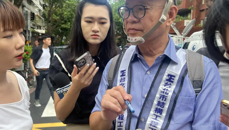 快訊/直擊大直民宅下陷現場！「操場整個裂開」相關單位會勘：先把洞填滿再評估要不要拆除
