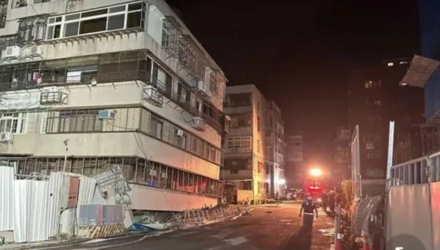 大直民宅下陷…整棟像電梯急降「1樓沉入地底」！數百人嚇壞急逃竄