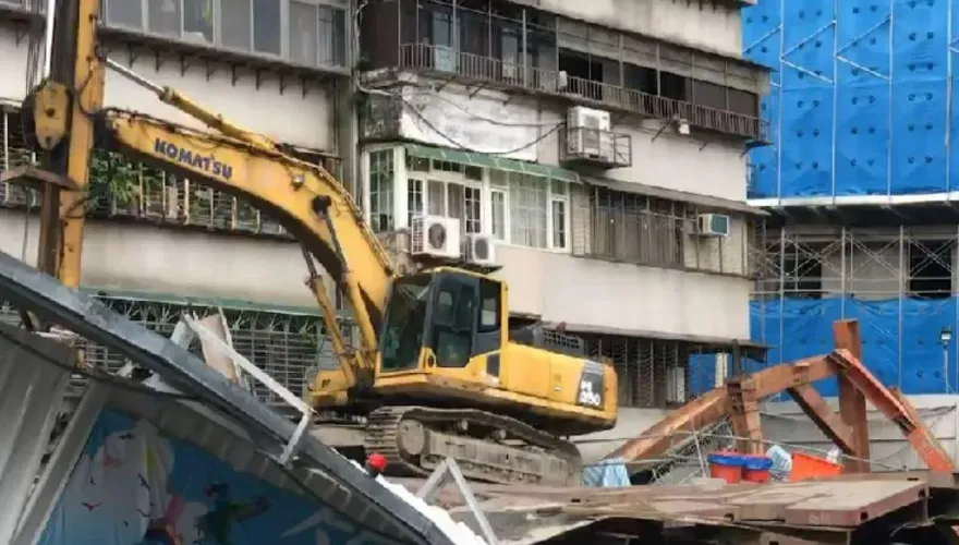 公寓傾斜早有預兆！住戶痛訴「大門破碎沒隱私」　牆壁擠壓狂漏水