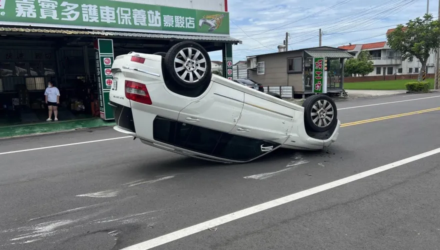 影/白賓士偏離車道…下秒倒栽蔥！老翁脫困狂喊「好暈」　撞擊畫面曝光