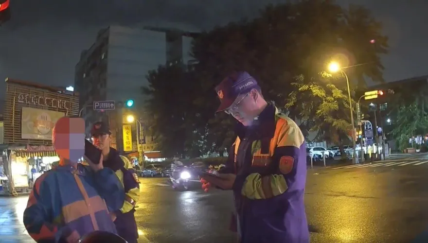 影/74歲老婦雨天騎車「迷航11小時」！眼尖警速尋獲助夫妻團聚