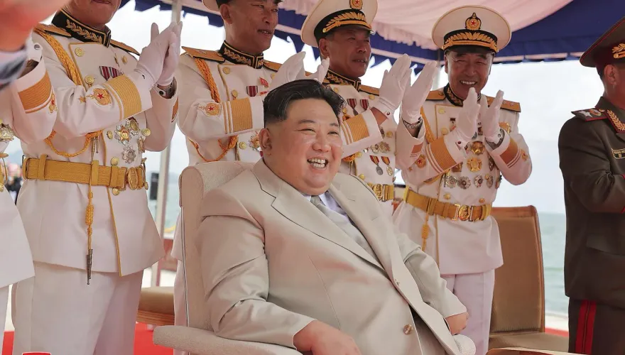 金正恩出席北韓首艘戰術核攻擊潛艇下水典禮　滿意神情全寫臉上