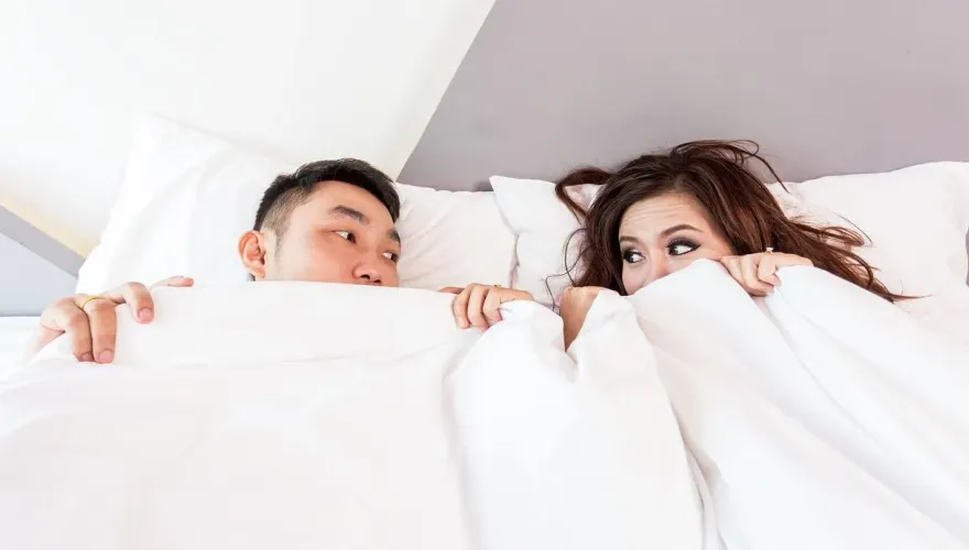人妻怨「老公堂妹睡同床」！竟是為省住宿費　網全搖頭：會離婚