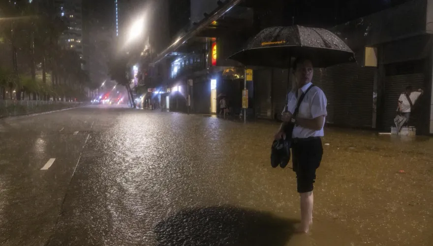 影/香港暴雨全城淹水近癱瘓　港股暫停交易