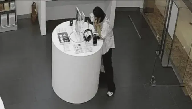 好鋼牙！女賊手機店起賊心想偷iPhone　竟直接「咬斷防盜線」