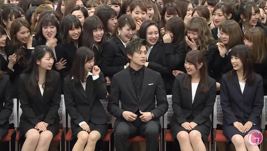 影/帥翻全場！《航海王》新田真劍佑昔「被女職員包圍」畫面流出　網：想投胎成他